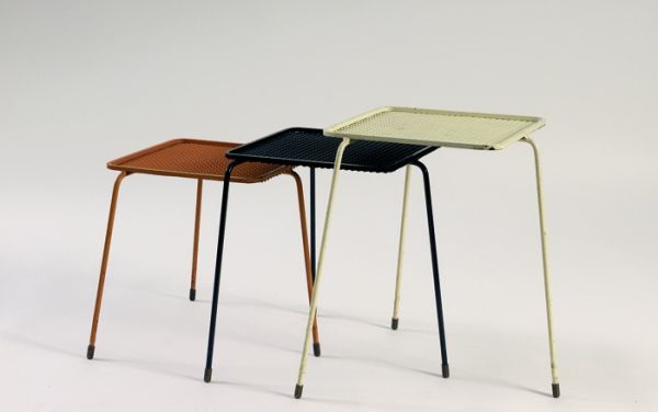 Trois tables gigognes modèle « soumba » en métal gaufré laqué rouge, noir et jaune. Embouts pieds laiton. 1956, Edition société Matégot - Galerie Kréo. H : 47, l : 33, P : 37 (cm) / Visuel : D.R.