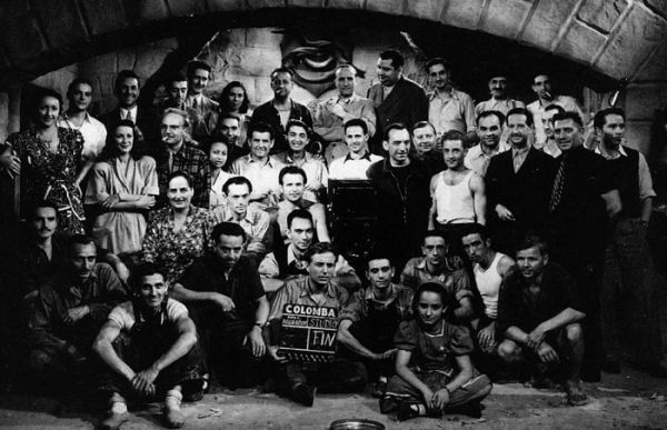 Une équipe enthousiaste et déjà fidèle, groupée autour d'Émile Couzinet et de José Luccioni (en haut au centre) à la fin du tournage de Colomba en 1948. / Visuel : D.R.