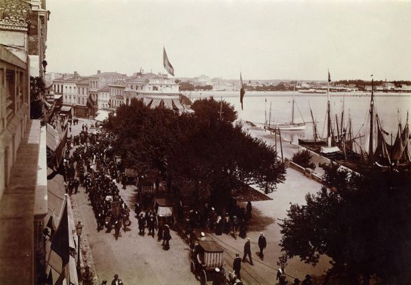 Une procession devant le Café des Bains au début du XXe. Vue approximative depuis la villa Les Voiliers. / Visuel : D.R.