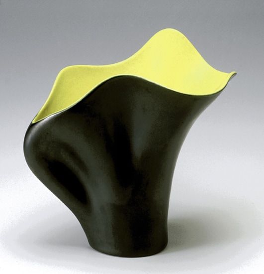 « Vase-pichet » en faïence à ouverture mouvementée. Circa 1955. Email intérieur jaune mat finement piqueté de noir, extérieur noir lustré. Signature manuscrite incisée. H : 29,5 cm. Coll. P. Chambost / Visuel : D.R.