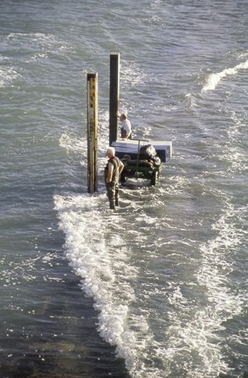 Vendredi 22 septembre 2006, 10 heures. La relève. Les « descendants » et leur chariot sur le peyrat attendant le bateau de la relève. / Photo Christophe Gauriaud