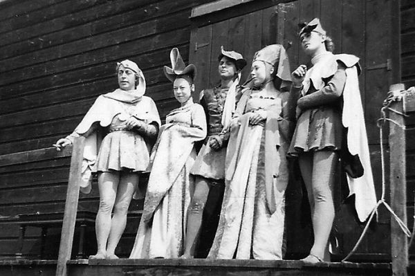 Woodstock 1950 : Larry Hagman (à droite), Georges Dupont (au milieu) dans les costumes de la Mégère apprivoisée. / Photo : Georges Dupont