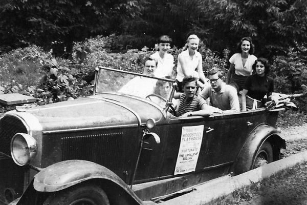 Woodstock 1950 : Larry Hagman (derrière), Georges Dupont (au volant). L'affiche annonce l'Apollon de Bellac de J. Giraudoux. / Photo : Georges Dupont