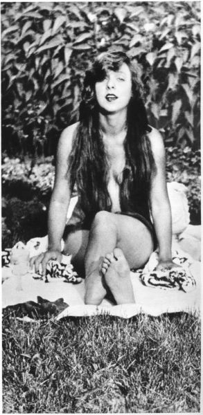 Yvonne Printemps par le photographe Jacques-Henri Lartigue à Royan en 1926. / Photo Jacques-Henri Lartigue, coll. Donation Jacques-Henri Lartigue.