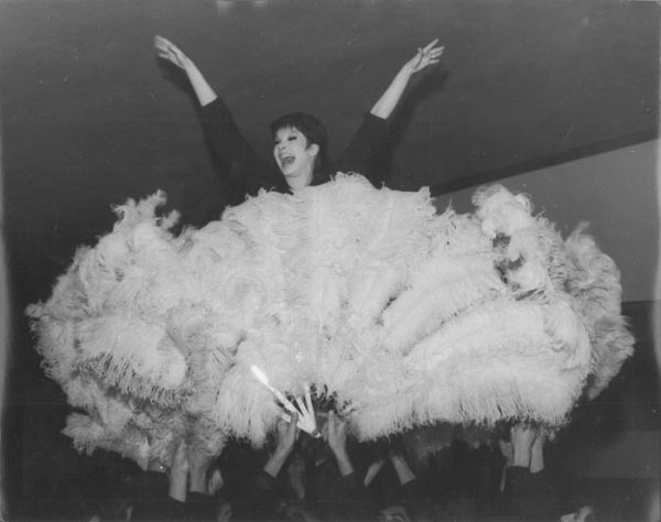 Zizi Jeanmaire et son truc en plume. / Photo : Henri Marcou